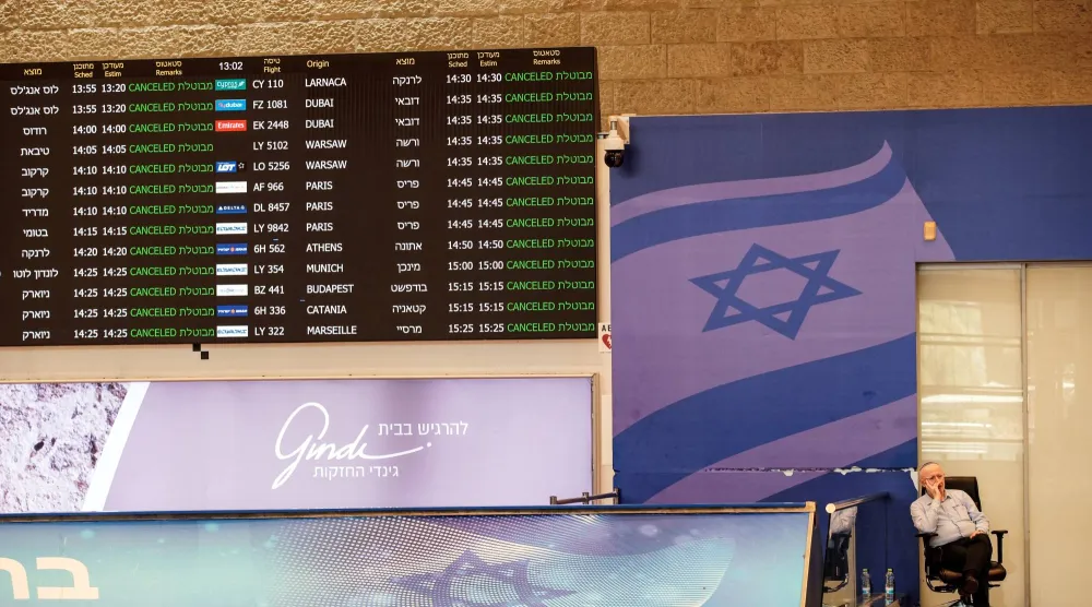 موظف في مطار بن غوريون الدولي يجلس في صالة الوصول في يونيو 2025 (رويترز)