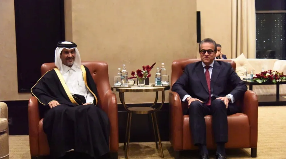 نائب رئيس الوزراء المصري خالد عبد الغفار يلتقي الشيخ جاسم بن عبد الرحمن بن محمد آل ثاني سفير دولة قطر في القاهرة على هامش احتفالات اليوم الوطني (مجلس الوزراء المصري)