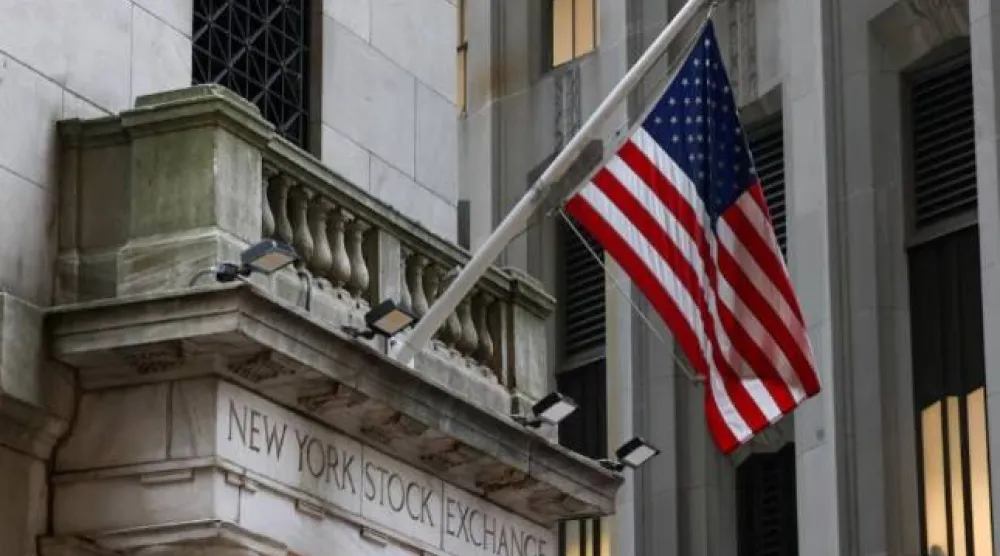 مدخل وول ستريت إلى بورصة نيويورك (رويترز)
