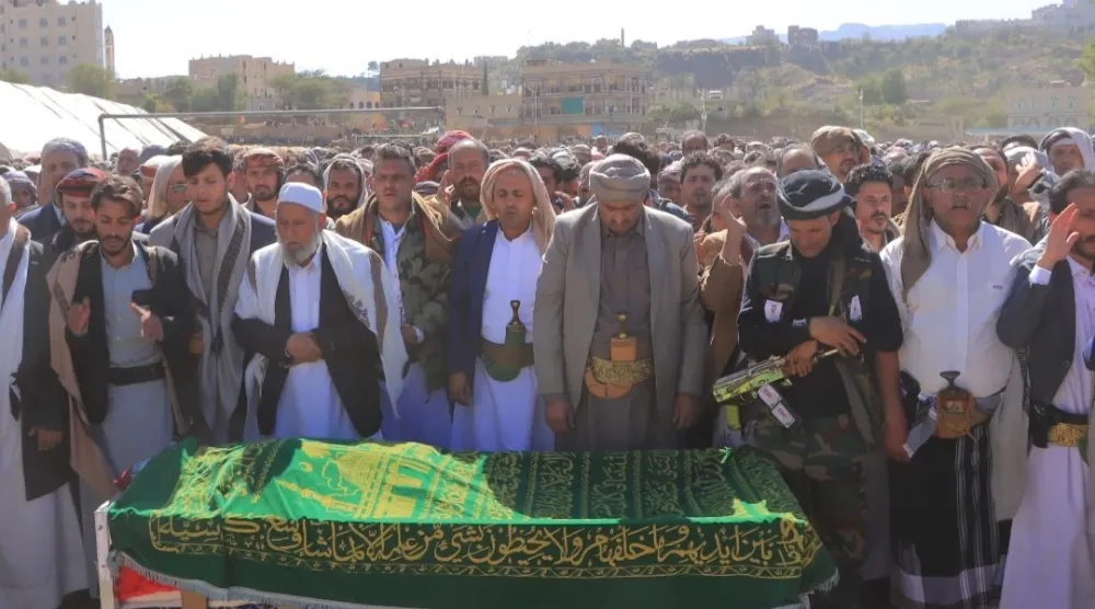 تشييع قيادي حوثي توفي بشكل غامض في إب وسط تكهنات باغتياله جراء خلافات مالية (إعلام حوثي)