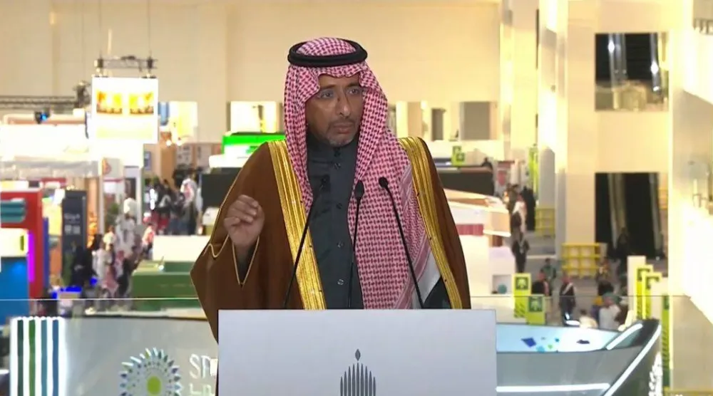 وزير الصناعة والثروة المعدنية السعودي بندر الخريف خلال المؤتمر الصحافي الحكومي (الشرق الأوسط)