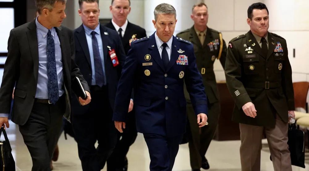 رئيس هيئة الأركان المشتركة الجنرال دان كين لدى وصوله إلى مبنى الكابيتول في واشنطن العاصمة لتقديم إحاطة لأعضاء مجلس الشيوخ حول الوضع في فنزويلا (رويترز)