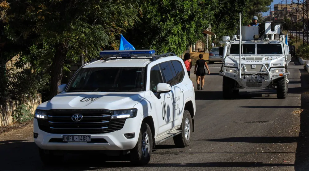 موكب تابع للكتيبة الإسبانية في قوة «اليونيفيل» تعبر بلدة القليعة (جنوب لبنان) يوم 12 أكتوبر 2024 (د.ب.أ)