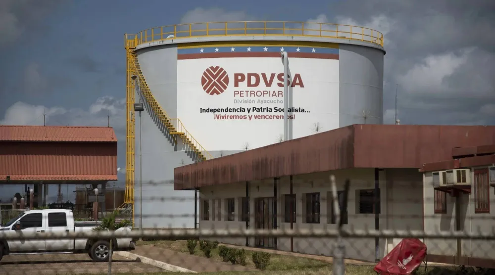 صهريج لتخزين النفط تابع لشركة النفط الفنزويلية الحكومية «بتروليوس دي فنزويلا» (إكس)
