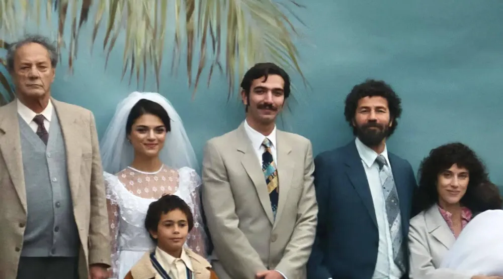 الفنان محمد بكري في لقطة مع أسرته من فيلم «اللي باقي منك» (الشركة المنتجة)