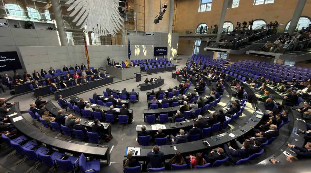 المستشار الألماني فريدريش ميرتس (في الوسط) يُلقي خطاباً خلال جلسة للبرلمان الألماني (بوندستاغ) ببرلين 17 ديسمبر 2025 (إ.ب.أ)