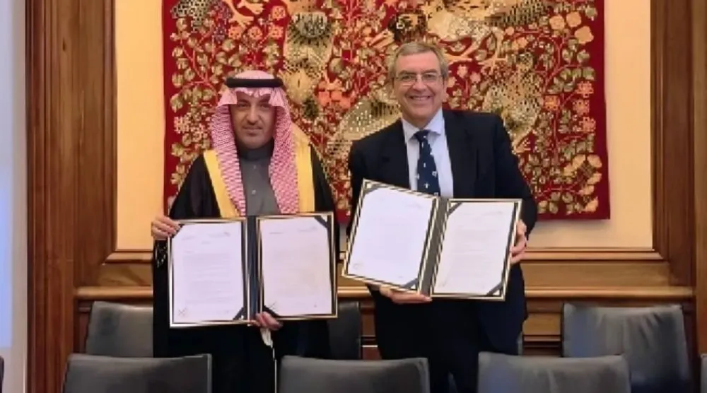 جانب من توقيع الهيئة العامة للمنافسة ومنظمة التعاون الاقتصادي والتنمية لاستضافة السعودية البرنامج الإقليمي لبناء القدرات في مجال المنافسة بالمنطقة (الشرق الأوسط)