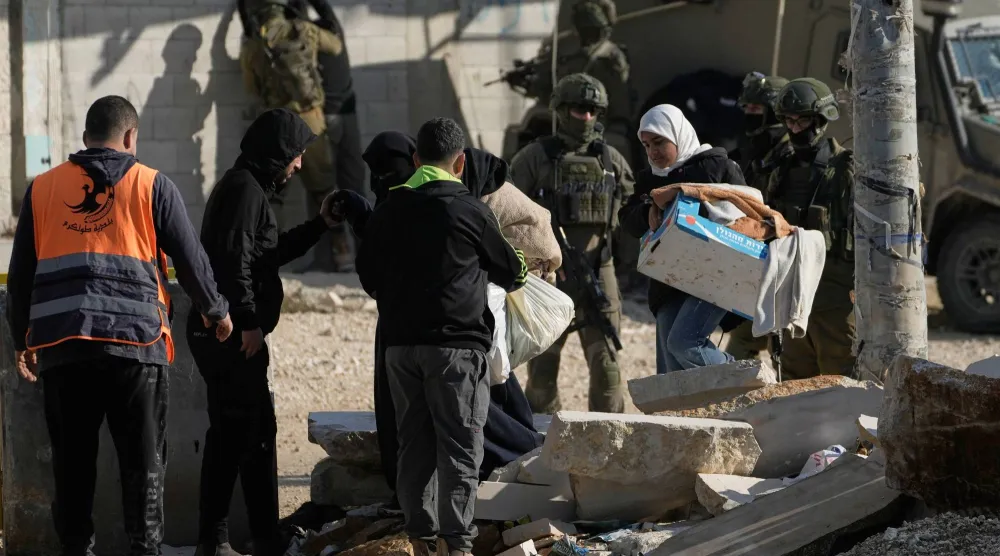 فلسطينيون يجمعون ممتلكاتهم قبل عمليات هدم المنازل المخطط لها من قبل الجيش الإسرائيلي في مخيم نور شمس للاجئين في مدينة طولكرم بالضفة الغربية 17 ديسمبر 2025 (أ.ب)