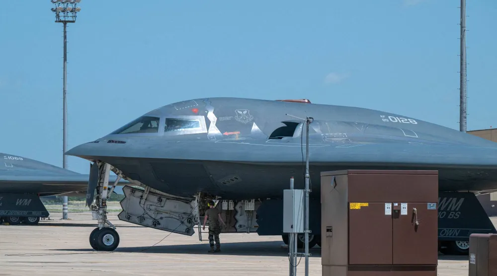 القاذفة الشبح «بي 2 سبيريت» التابعة لسلاح الجو الأميركي بعد عودتها من الهجوم على المنشآت النووية الإيرانية (رويترز)