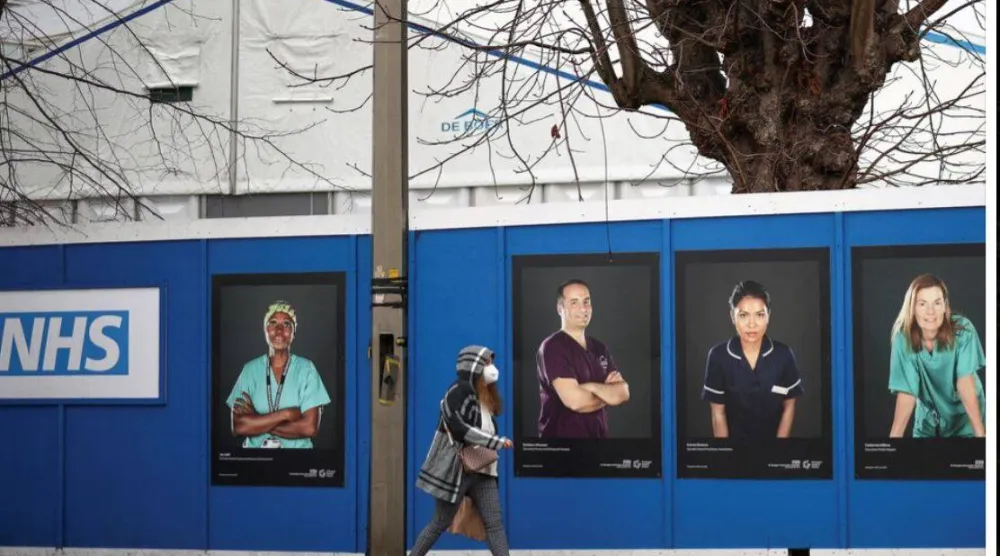 لوحة خارج مستشفى سانت جورج بلندن (رويترز)