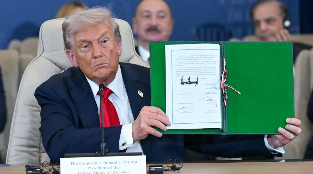 ترمب يعرض النسخة التي وقَّع عليها لاتفاق غزة في شرم الشيخ (أرشيفية - أ.ف.ب)