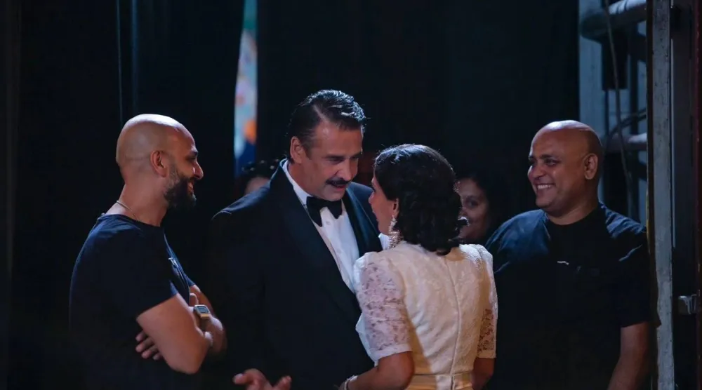 منى زكي وكريم عبد العزيز وعدد من صناع الفيلم في كواليس التصوير - حساب مراد على «فيسبوك»