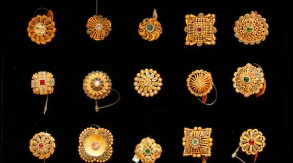 تُعرض حُليّ ذهبية للبيع داخل متجر مجوهرات في سريناغار (رويترز)