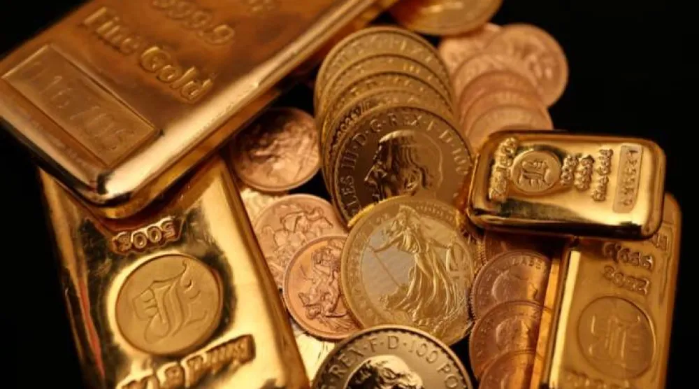 تُعرَض السبائك والعملات الذهبية بمتجر «بيرد وشركاه» في هاتون غاردن (رويترز)