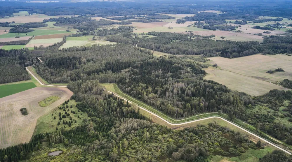 صورة جوية التقطتها طائرة مسيّرة تُظهر الحدود بين إستونيا وروسيا... 15 سبتمبر 2025 (أ.ب)