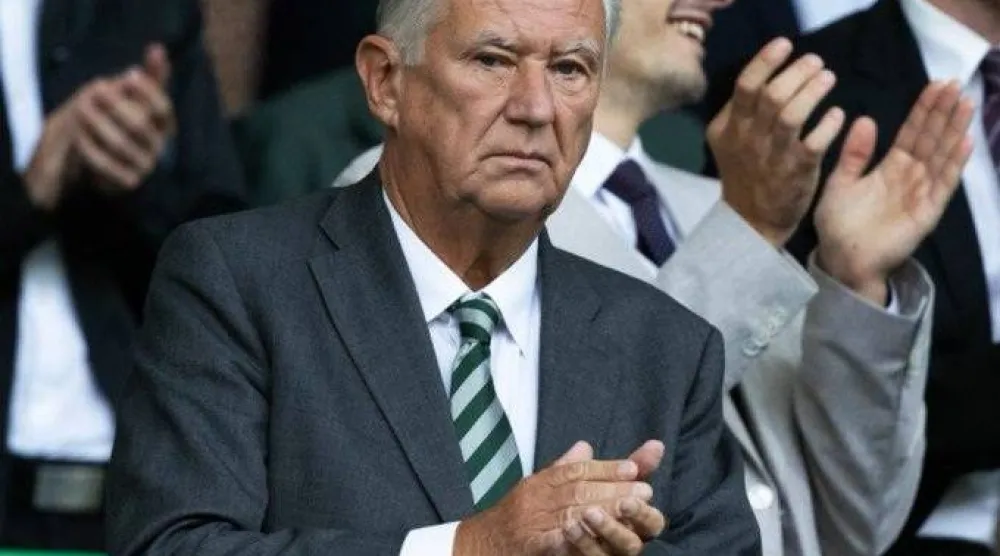 «الإساءات والتهديدات» تدفع رئيس سلتيك للاستقالة