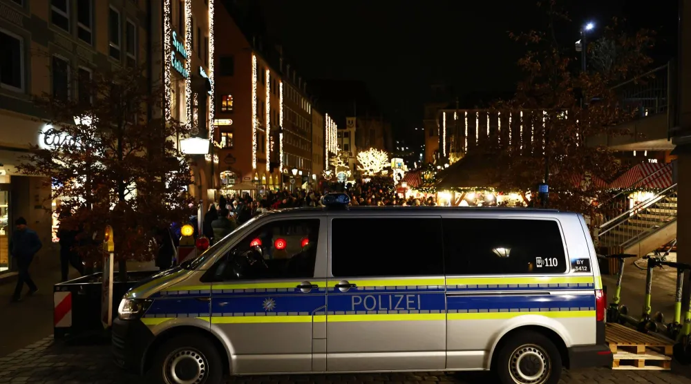 الشرطة تؤمّن سوقاً ميلادية في نورمبرغ بألمانيا 16 ديسمبر 2025 (إ.ب.أ)