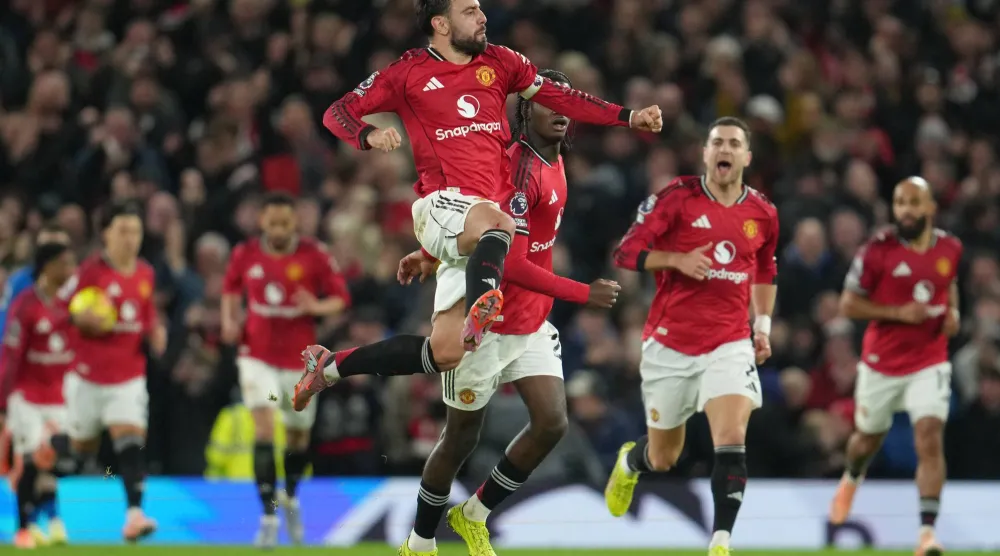 برونو قائد يونايتد يحتفل بالتسجيل في مرمى بورنموث (أ ب)