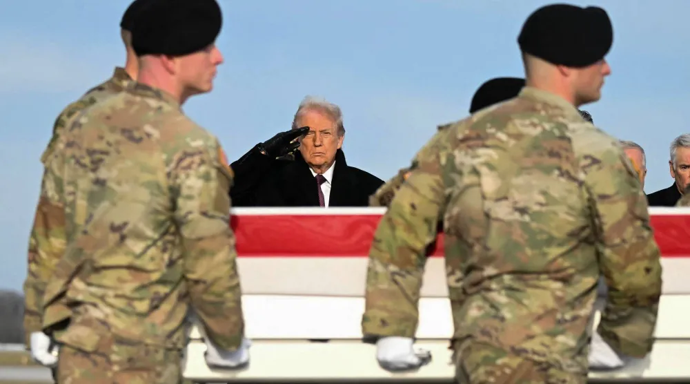 الرئيس الأميركي دونالد ترمب يؤدي التحية خلال مراسم إعادة رفات اثنين من عناصر الحرس الوطني قُتلا في هجوم بسوريا (أ.ف.ب)
