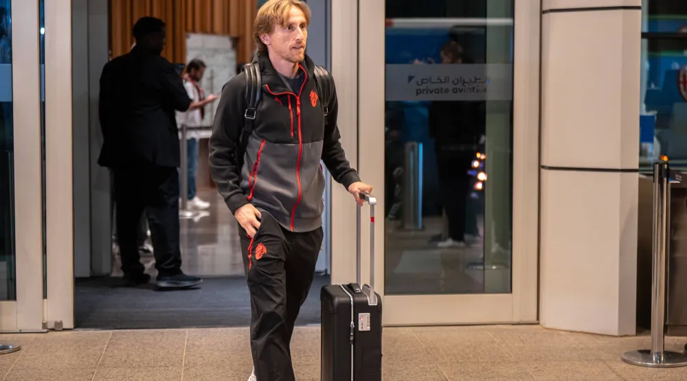 مودريتش قائد الميلان لدى وصوله مطار الرياض (الشرق الأوسط)