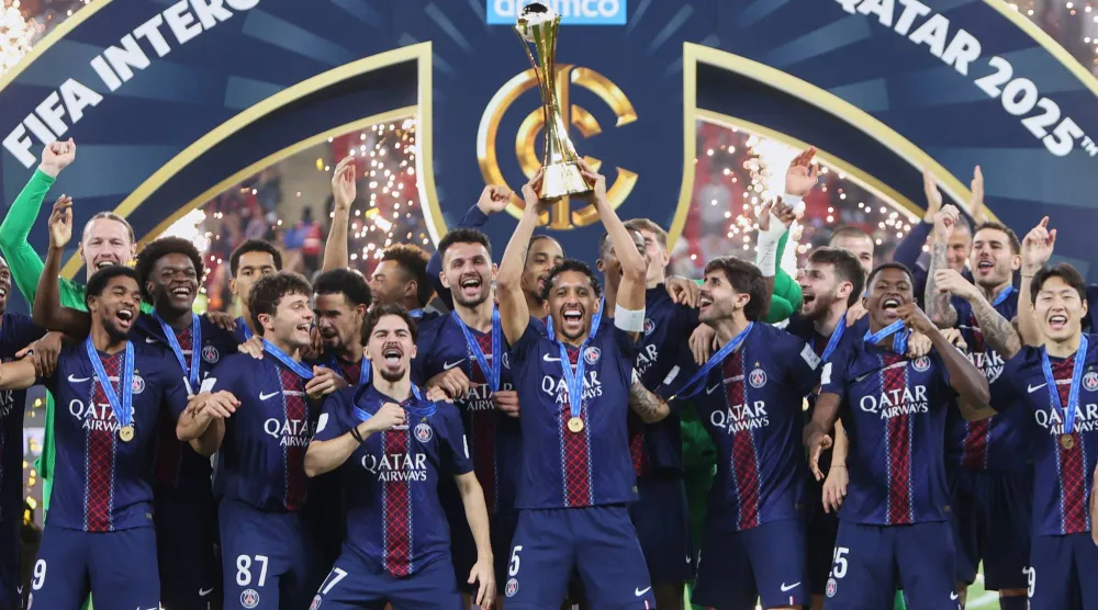 لاعبو سان جيرمان خلال تتويجهم باللقب (تصوير: بشير صالح)