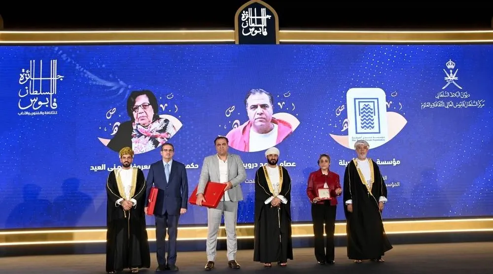 الفائزون بجائزة السُّلطان قابوس للثقافة والفنون والآداب في صورة جماعية مع راعي الحفل (العمانية)
