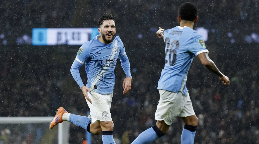 ريان شرقي محتفلا بهدفه في برينتفورد (رويترز)