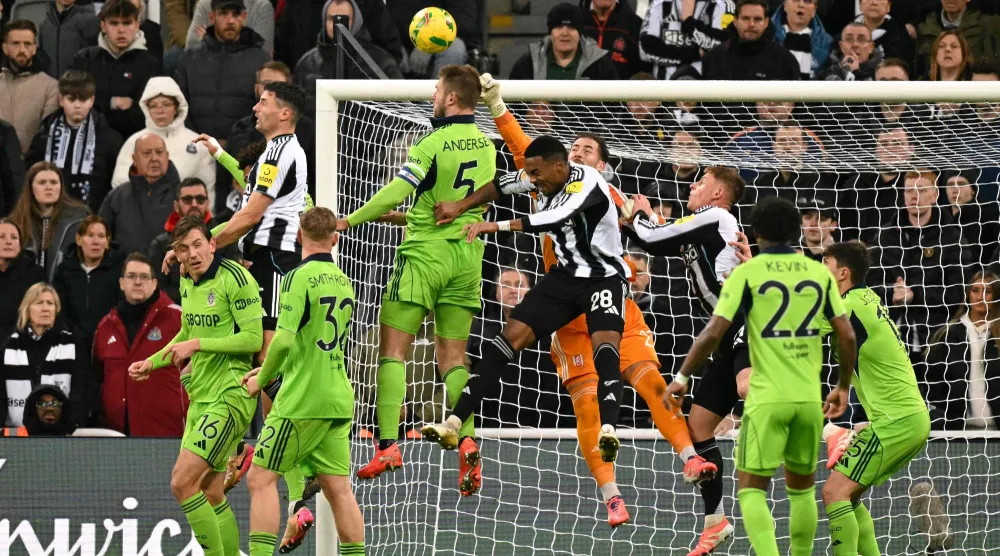 لويس مايلي لحظة تسجيله هدف الفوز لنيوكاسل (أ.ف.ب)