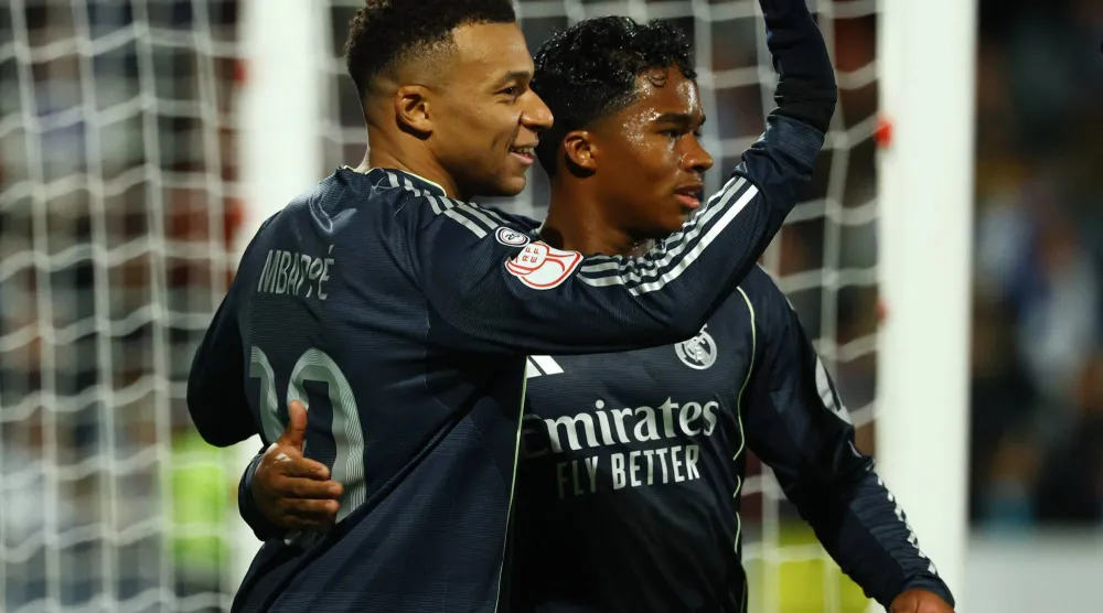 مبابي محتفلا بالهدف الأول (رويترز)