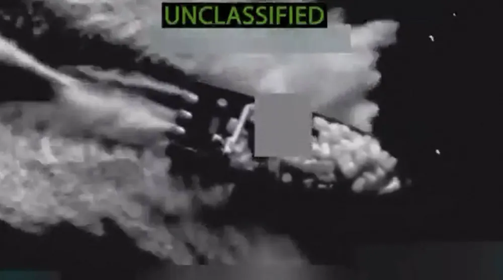 أرشيفية من مقطع عرضه وزير الدفاع الأميركي بيت هيغسيث لاستهداف أحد قوارب تهريب المخدرات في شرق المحيط الهادئ (أ.ف.ب)