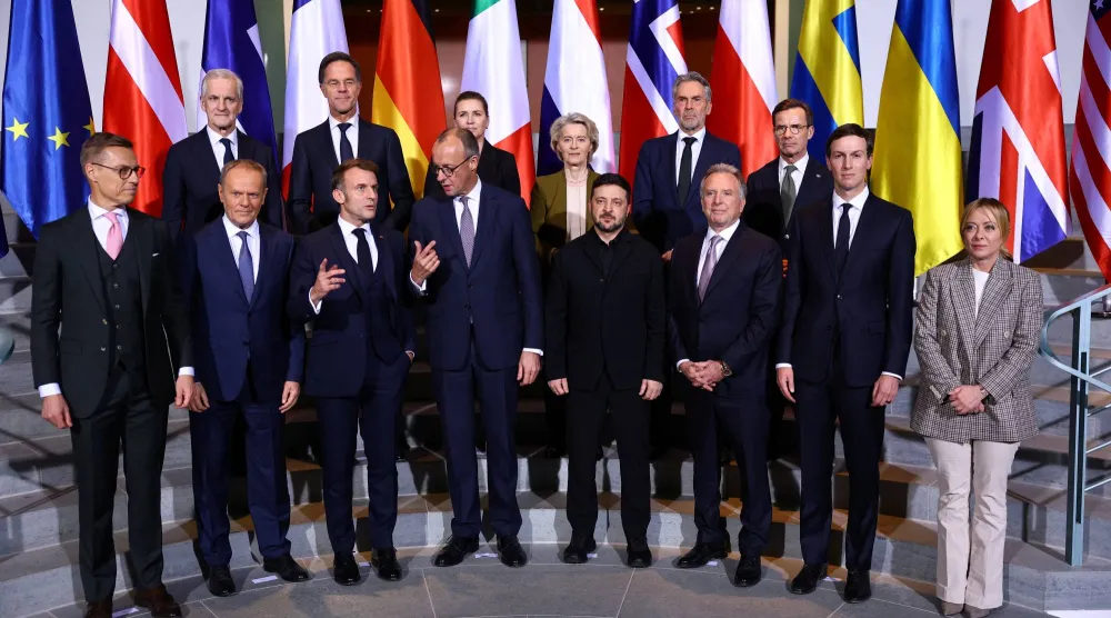 الرئيس الأوكراني فولوديمير زيلينسكي محاطاً بقادة أوروبيين ومفاوضين أميركيين في برلين يوم 15 ديسمبر 2025 (أ.ب)