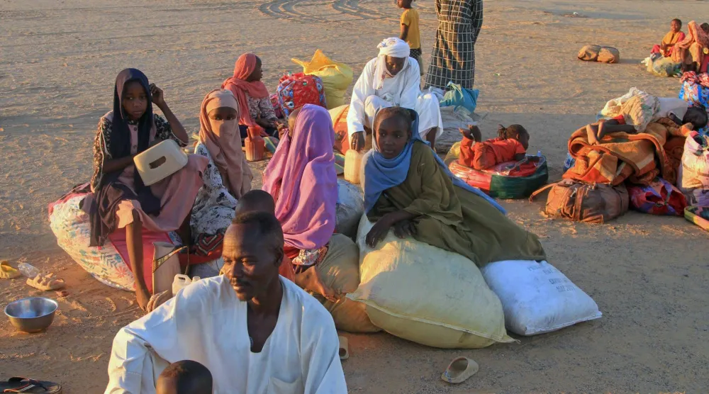 سودانيون فرّوا من الفاشر يستريحون لدى وصولهم إلى مخيم «الأفاد» للنازحين بمدينة الدبة شمال السودان 19 نوفمبر 2025 (أ.ف.ب)