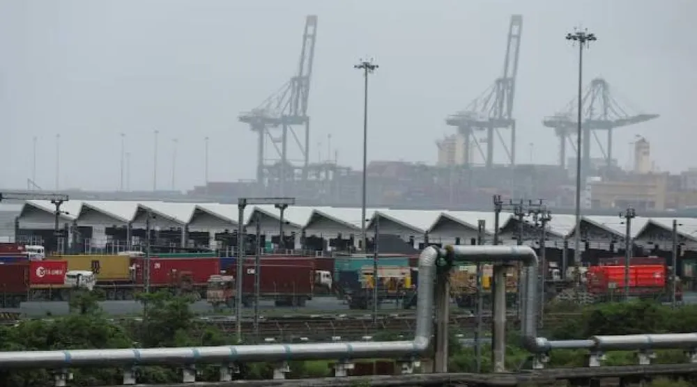 شاحنات حاويات متوقفة بميناء جواهر لال نهرو في نافي مومباي (رويترز)
