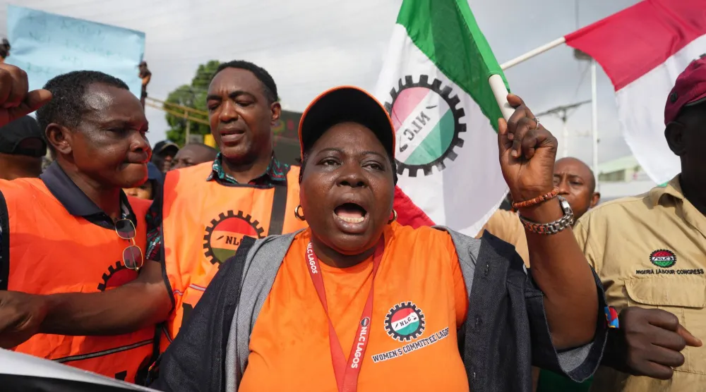 عمال المؤتمر العمالي النيجيري يحتجّون على انعدام الأمن في شوارع لاغوس - نيجيريا الأربعاء 17 ديسمبر 2025 (أ.ب)