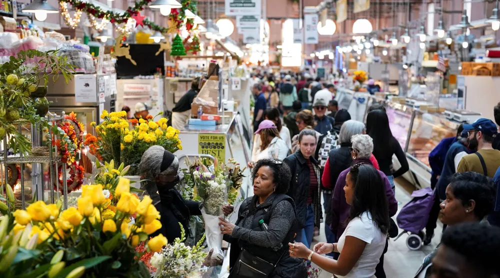 متسوقون في السوق الشرقية في كابيتول هيل بواشنطن العاصمة (رويترز)