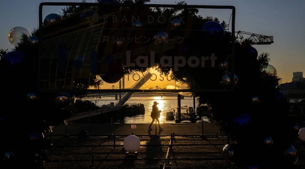 غروب الشمس على شاطئ بالعاصمة اليابانية طوكيو (أ.ف.ب)