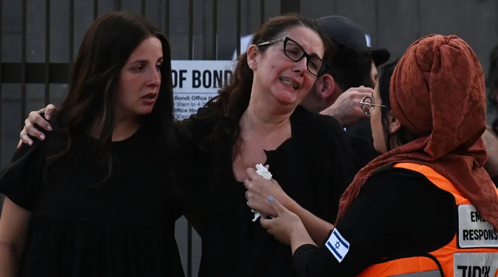 عبَّر المشيّعون عن حزنهم لدى نقل نعش تيبور ويتزن أحد ضحايا إطلاق النار في شاطئ بونداي خلال جنازته في سيدني بأستراليا يوم 18 ديسمبر 2025 (أ.ب.أ)