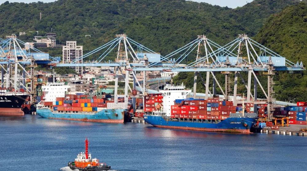 سفن حاويات في ميناء كيلونغ بتايوان (رويترز)