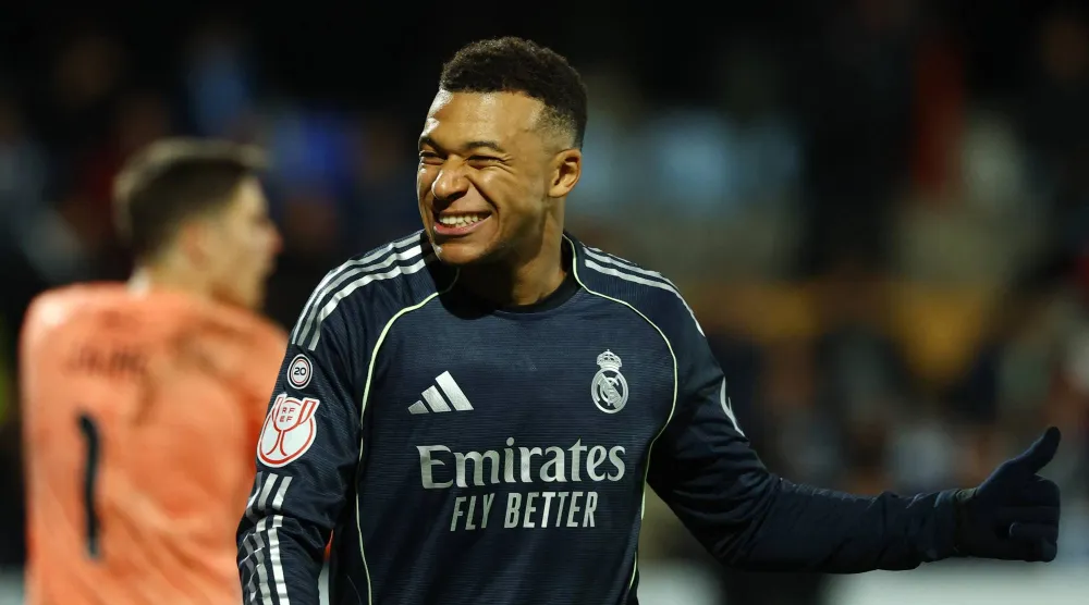 كيليان مبابي يبدو سعيداً بما يحققه من إنجازات (رويترز)