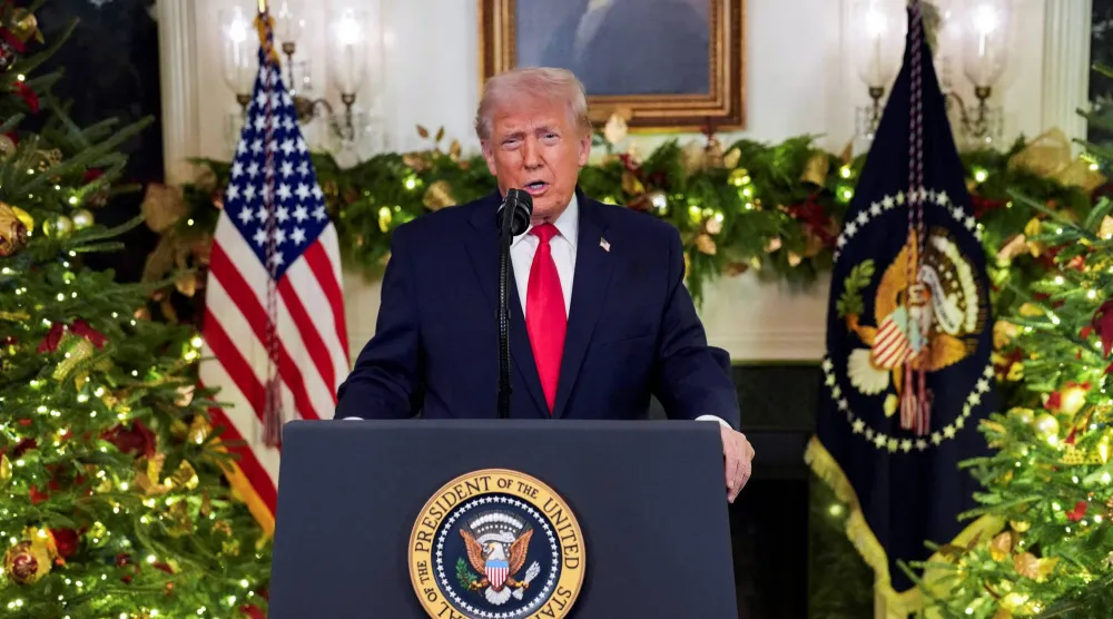 الرئيس دونالد ترمب يلقي خطاباً من الغرفة الدبلوماسية بالبيت الأبيض في واشنطن العاصمة الأربعاء (رويترز)