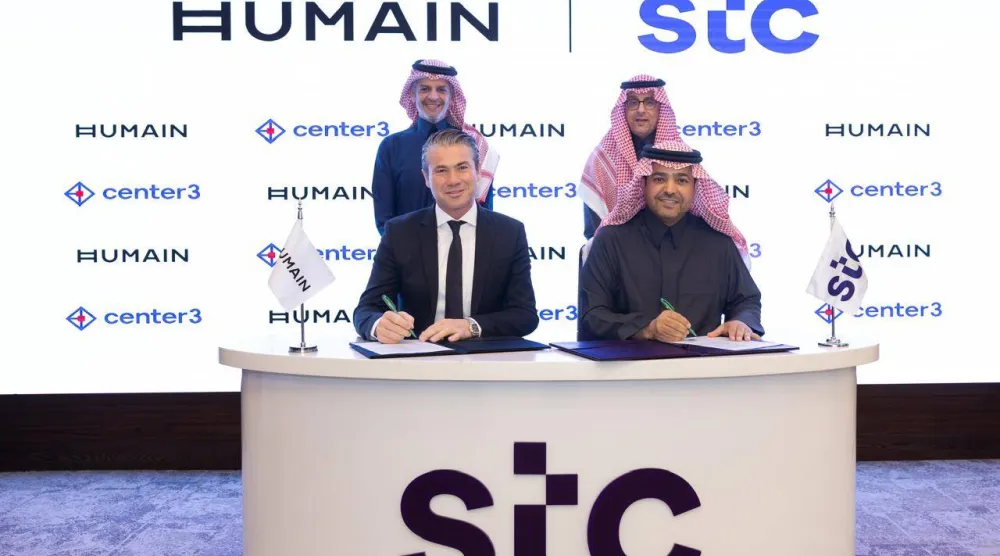 الوتيد رئيس «إس تي سي» وطارق أمين رئيس «هيومان» خلال توقيع الاتفاقية بحضور الأمير محمد بن خالد الفيصل رئيس مجلس «إس تي سي» ويزيد الحميد نائب محافظ الاستثمارات العامة (الشرق الأوسط)