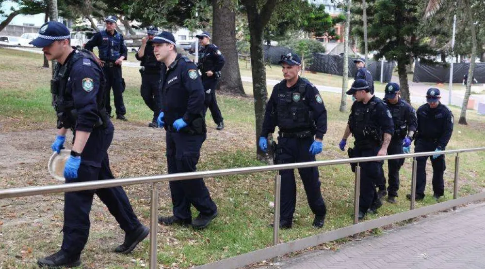 تواصل الشرطة الأسترالية تحقيقاتها في الهجوم الذي استهدف شاطئ بونداي بسيدني (أ.ف.ب)