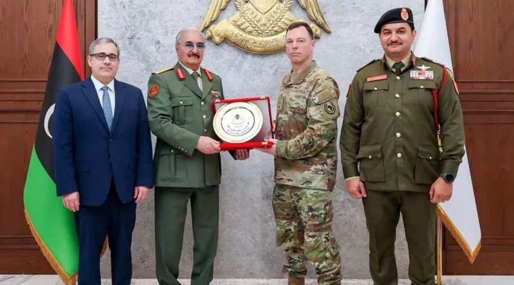 قائد «أفريكوم» مع حفتر في بنغازي (القيادة العامة لـ«الجيش الوطني» الليبي)