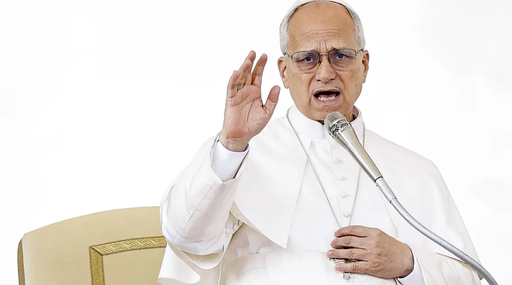 البابا ليو الرابع عشر يخاطب الناس في ساحة القديس بطرس بمدينة الفاتيكان يوم 17 ديسمبر 2025 (إ.ب.أ)