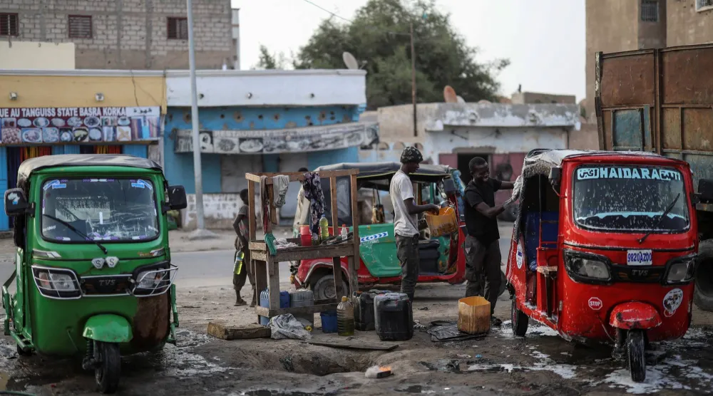 يضطر المهاجرون الوافدون إلى موريتانيا للاشتغال في وظائف صعبة بأجور هزيلة لتأمين رحلتهم السرية نحو أوروبا (رويترز)