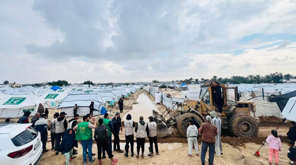 أنشأ مركز الملك سلمان للإغاثة أكبر مخيم للنازحين في دير البلح وذلك وسط معاناة النازحين من الحرب جرّاء المنخفض الجوي (مركز الملك سلمان)