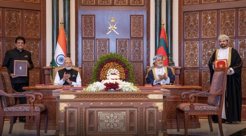 السلطان هيثم بن طارق سلطان عمان وناريندرا مودي رئيس وزراء الهند خلال توقيع اتفاقية الشراكة الاقتصادية الشاملة (العمانية)