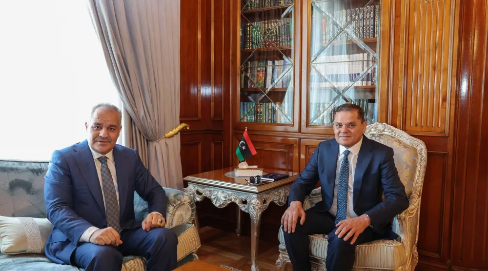 الدبيبة مجتمعاً في مكتبه بطرابلس مع محافظ مصرف ليبيا المركزي ناجي عيسى (مكتب الدبيبة)