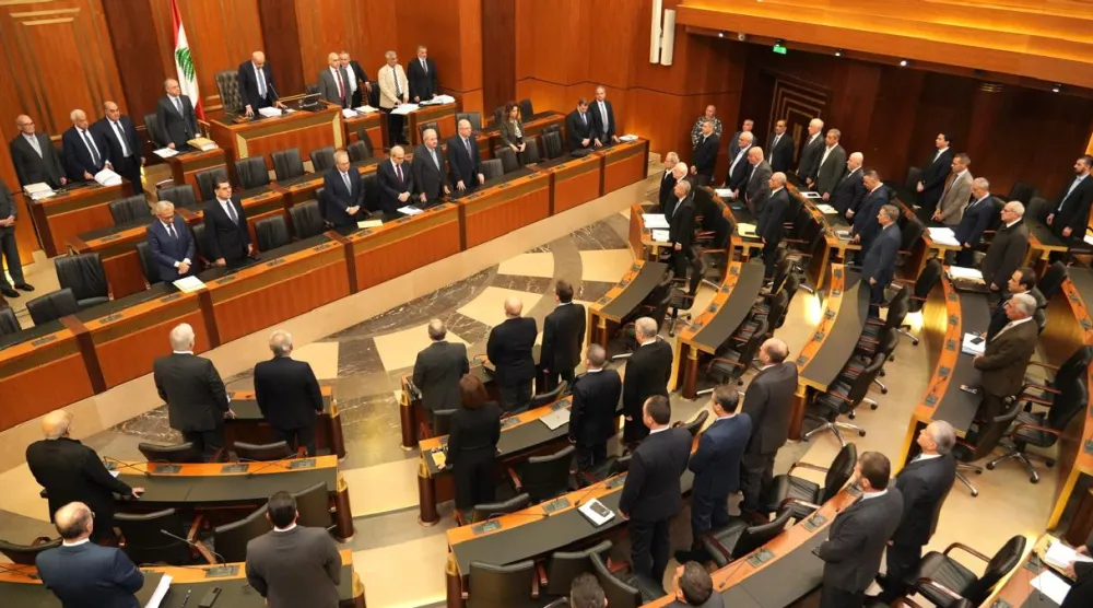 النواب اللبنانيون يقفون دقيقة صمت في مستهل الجلسة التشريعية بالبرلمان (الوكالة الوطنية)