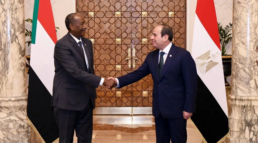 الرئيس المصري عبد الفتاح السيسي يصافح قائد الجيش السوداني الجنرال عبد الفتاح البرهان في القاهرة 18 ديسمبر 2025 (أ.ف.ب) 